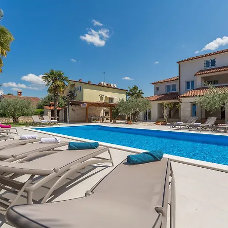 Apartamento Mediterranes Mit 60m2 Pool, Bbq-bereich, Liegen, Waschmaschine Poreč