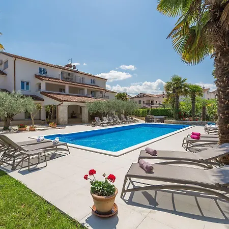 Mediterranes Mit 60m2 Pool, Bbq-bereich, Liegen, Waschmaschine Apartment *