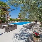דירה Mediterranes Mit 60m2 Pool, Bbq-bereich, Liegen, Waschmaschine פורץ