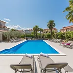 דירה Mediterranes Mit 60m2 Pool, Bbq-bereich, Liegen, Waschmaschine