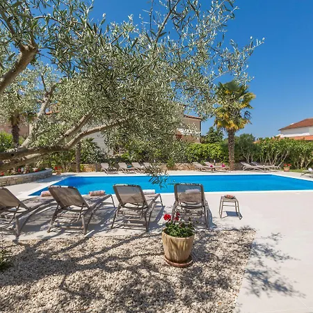 Mediterranes Mit 60m2 Pool, Bbq-bereich, Liegen, Waschmaschine Апартаменти Пореч