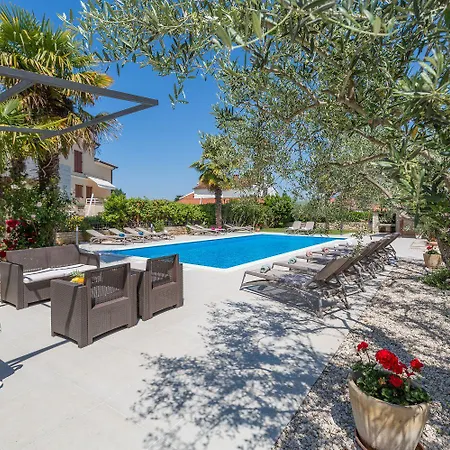 דירה Mediterranes Mit 60m2 Pool, Bbq-bereich, Liegen, Waschmaschine פורץ