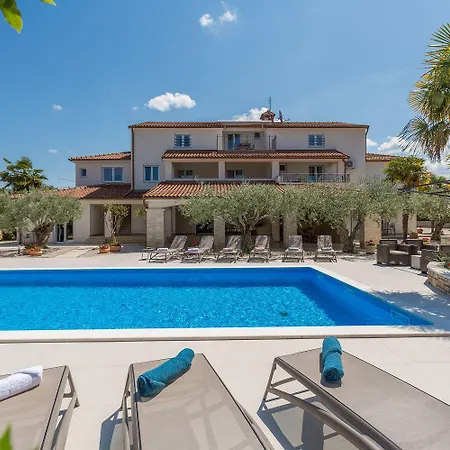 Mediterranes Mit 60m2 Pool, Bbq-bereich, Liegen, Waschmaschine