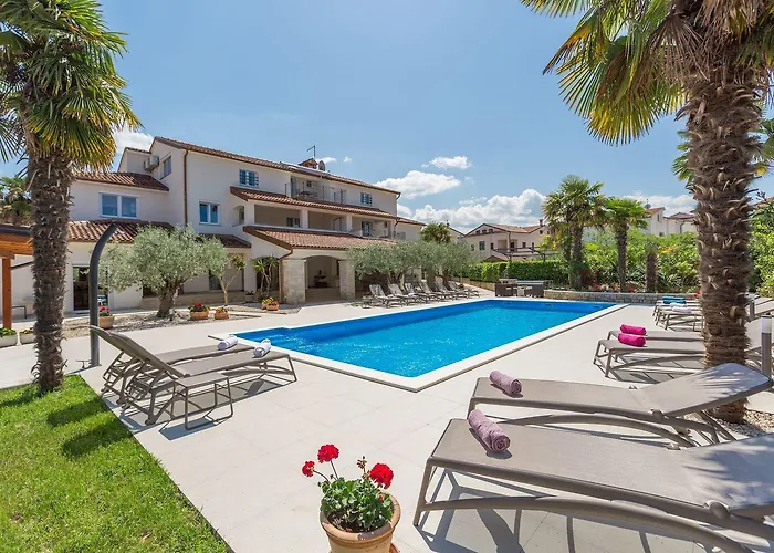 Mediterranes Mit 60m2 Pool, Bbq-bereich, Liegen, Waschmaschine *