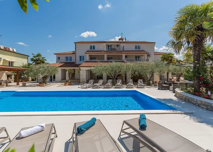 Mediterranes Mit 60m2 Pool, Bbq-bereich, Liegen, Waschmaschine