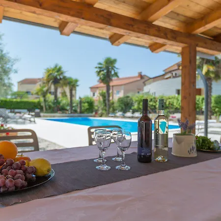 Apartamento Mediterranes Mit 60m2 Pool, Bbq-bereich, Liegen, Waschmaschine Poreč